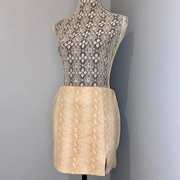 HONEY BELLE Women's Snakeskin Mini Skirt in Nude/Cream│Size Medium - Picture 12 of 16
